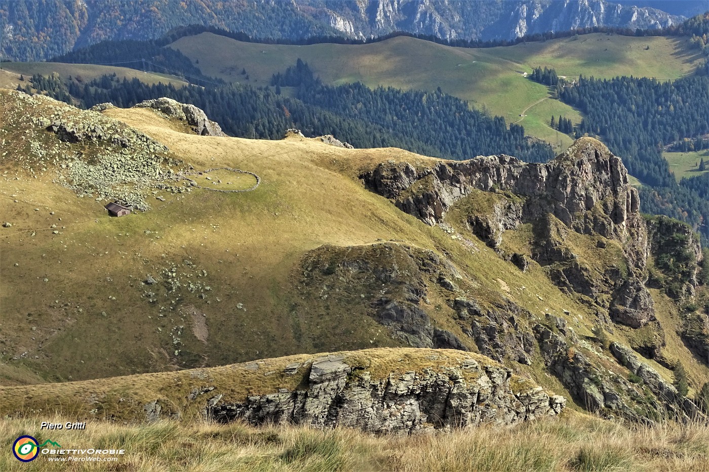 70 Bella vista dall'alto sul pianoro erboso e sullo sperone roccioso del MIncucco (1832 m).JPG